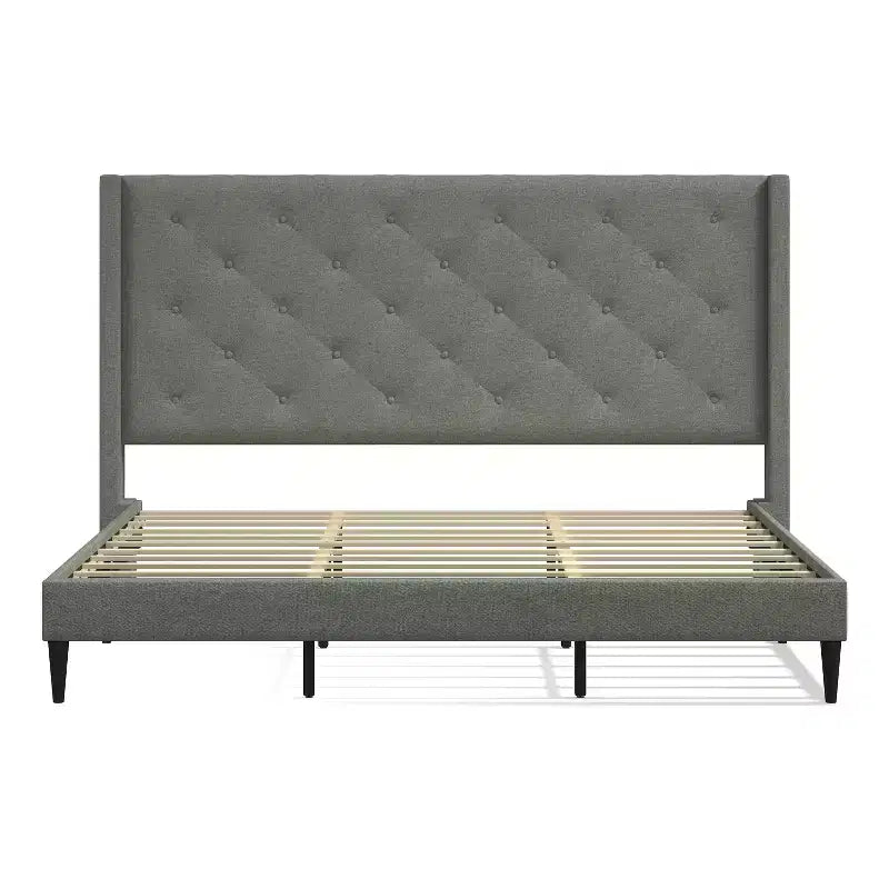 Struttura letto imbottita con piattaforma Huppe di Glenwillow Home, testiera a wingback con bottoni tufted in stile metà secolo, base materasso, non necessita di rete, facile da montare