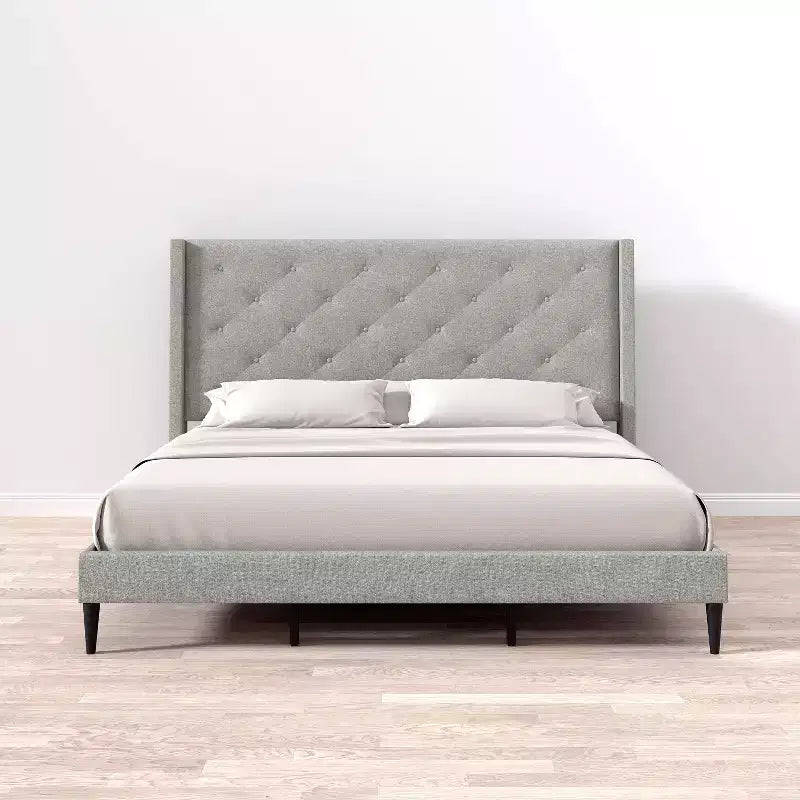 Struttura letto imbottita con piattaforma Huppe di Glenwillow Home, testiera a wingback con bottoni tufted in stile metà secolo, base materasso, non necessita di rete, facile da montare