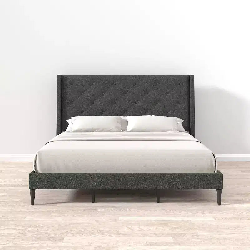 Struttura letto imbottita con piattaforma Huppe di Glenwillow Home, testiera a wingback con bottoni tufted in stile metà secolo, base materasso, non necessita di rete, facile da montare
