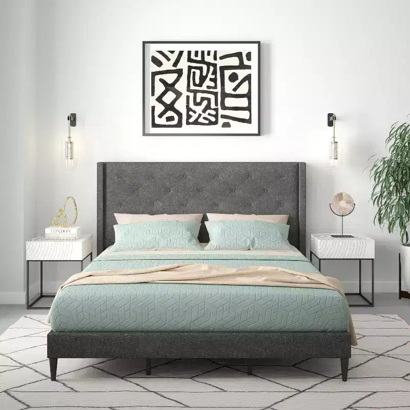 Struttura letto imbottita con piattaforma Huppe di Glenwillow Home, testiera a wingback con bottoni tufted in stile metà secolo, base materasso, non necessita di rete, facile da montare