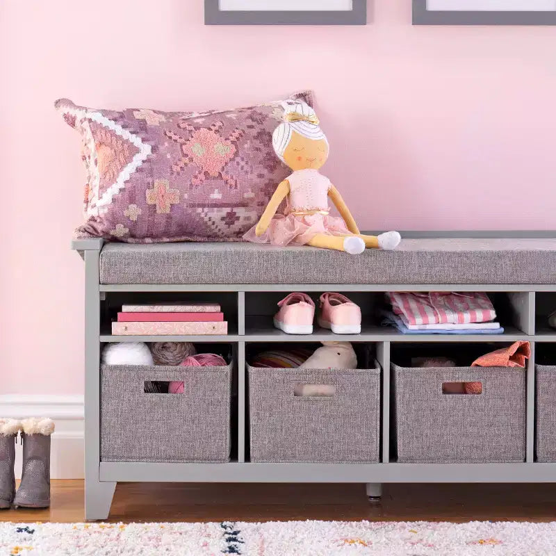Panchina contenitore Martha Stewart Kids: Libreria in legno per la cameretta dei bambini, angolo lettura e organizer per giocattoli con cestino in tessuto
