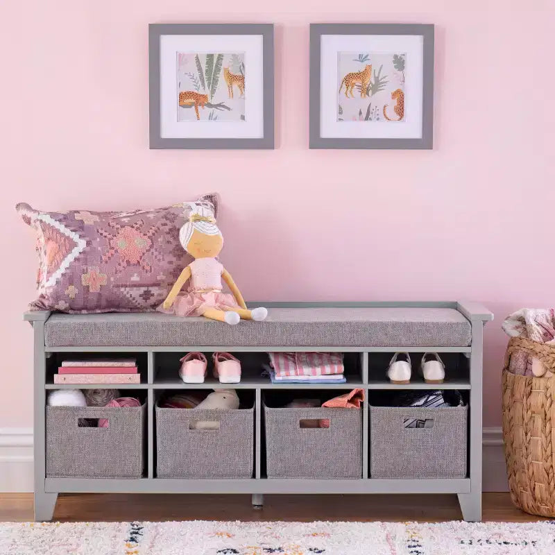 Panchina contenitore Martha Stewart Kids: Libreria in legno per la cameretta dei bambini, angolo lettura e organizer per giocattoli con cestino in tessuto